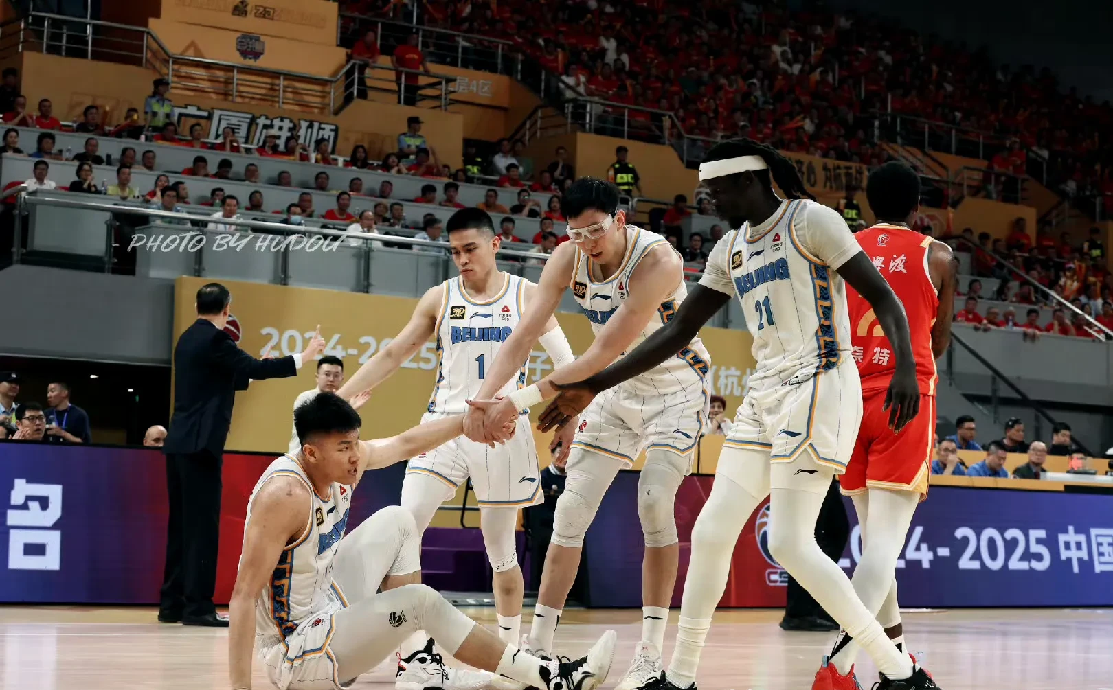 关于广州队训练开放日，集结日远射贴柱引欢呼，NBA常规赛在即，临场指挥获称赞的信息