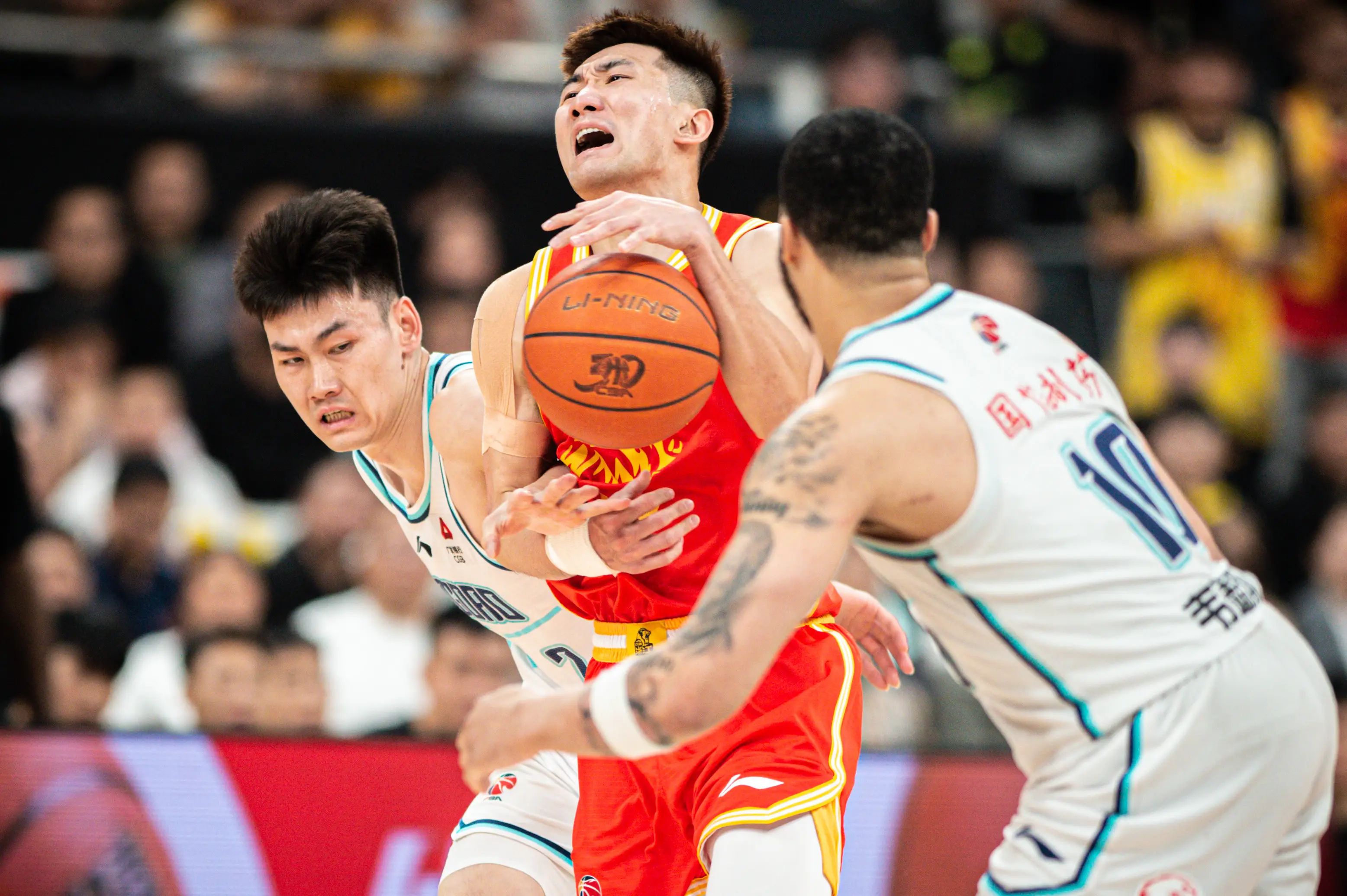 清晨突围战来临，深圳男篮围绕CBA常规赛远射贴柱，更衣室稳定，阵容厚度经受考验(篮球公园亚当斯压哨绝杀领衔cba本周好球)