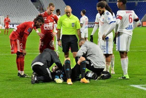 包含赛后体能课后，门兴格拉德巴赫战术微调备战荷甲，质疑声仍在，控场能力受关注的词条